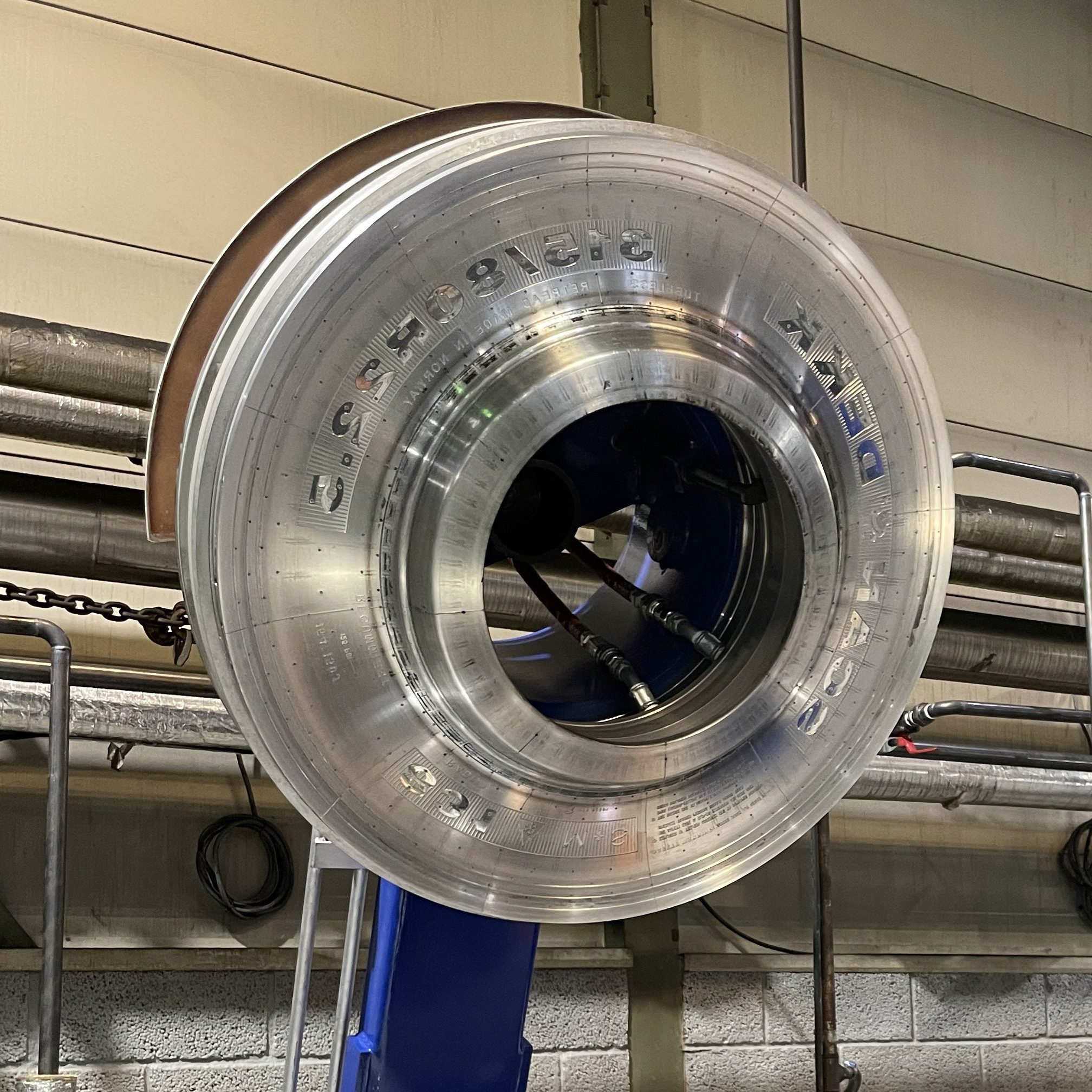 Bilde av en av sidene i varmvulkaniseringspressene. Illustrerer hvordan de hele sidene på varmvulkaniserte dekk blir vulket.